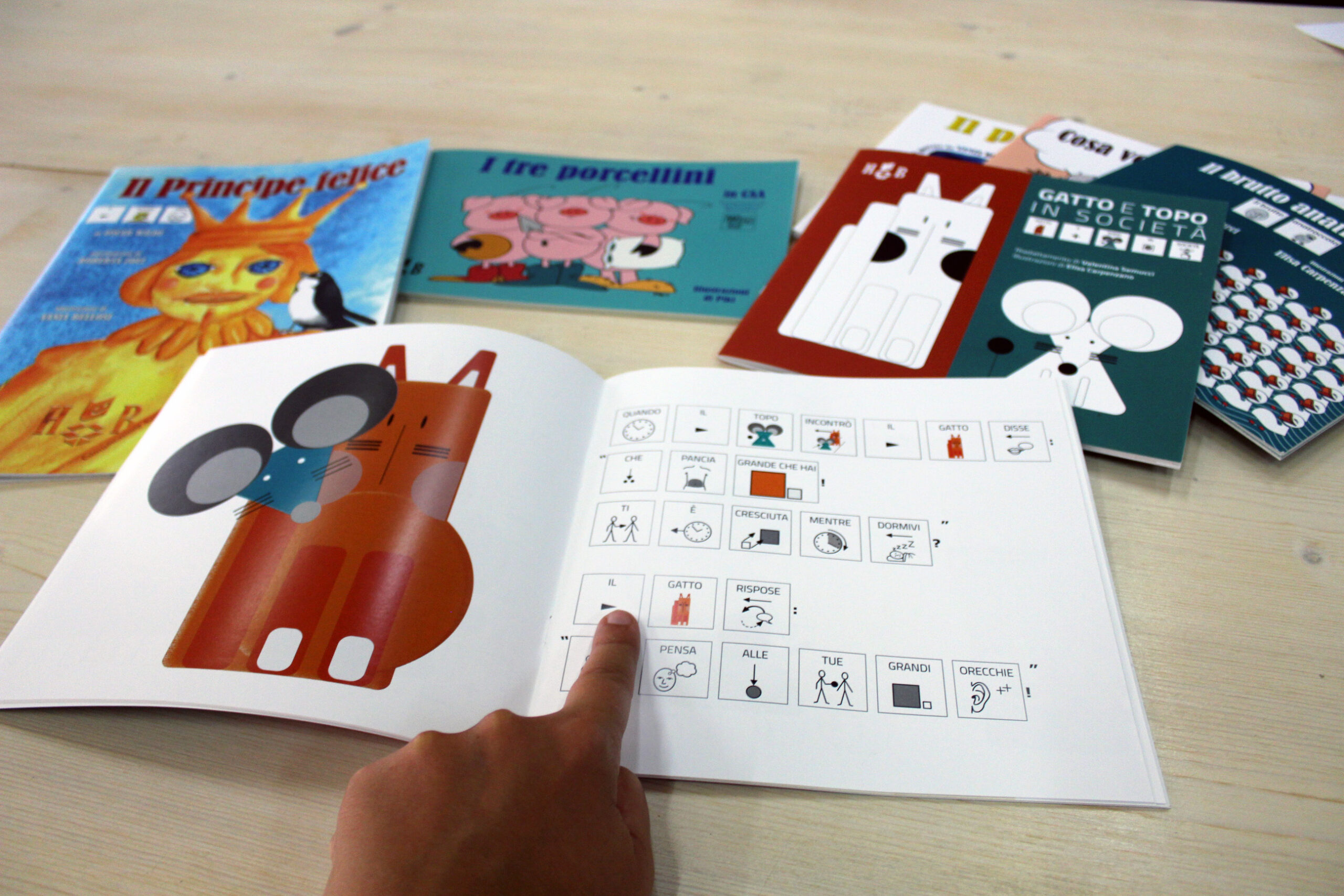 una mano indica un simbolo sul libro