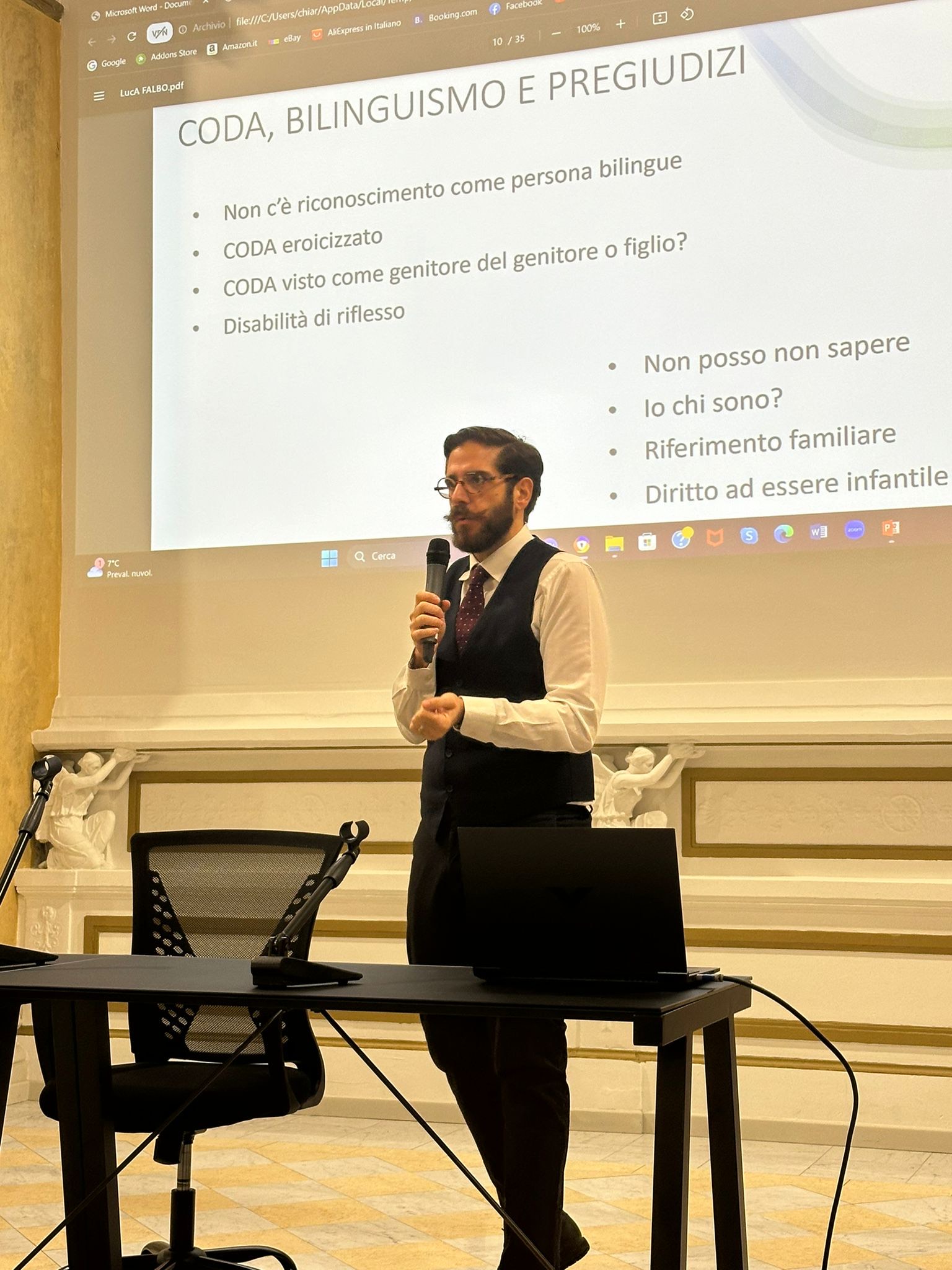 Luca Falbo in veste di oratore a una conferenza formale
