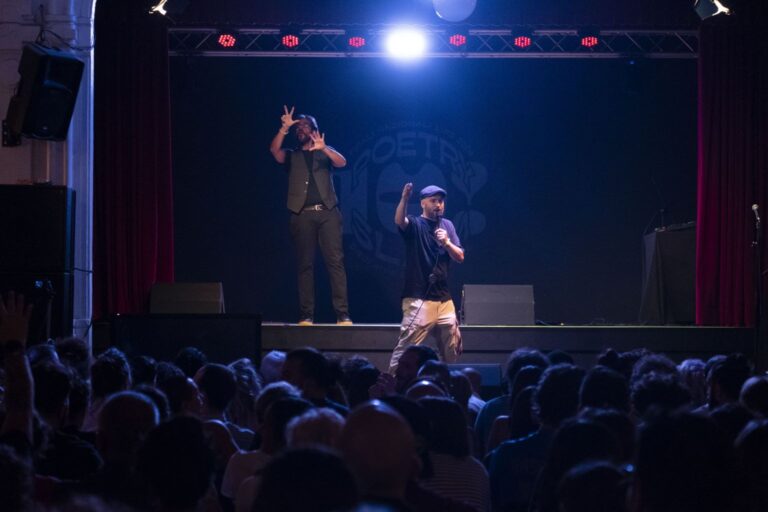 Luca mentre interpreta uno spettacolo canoro