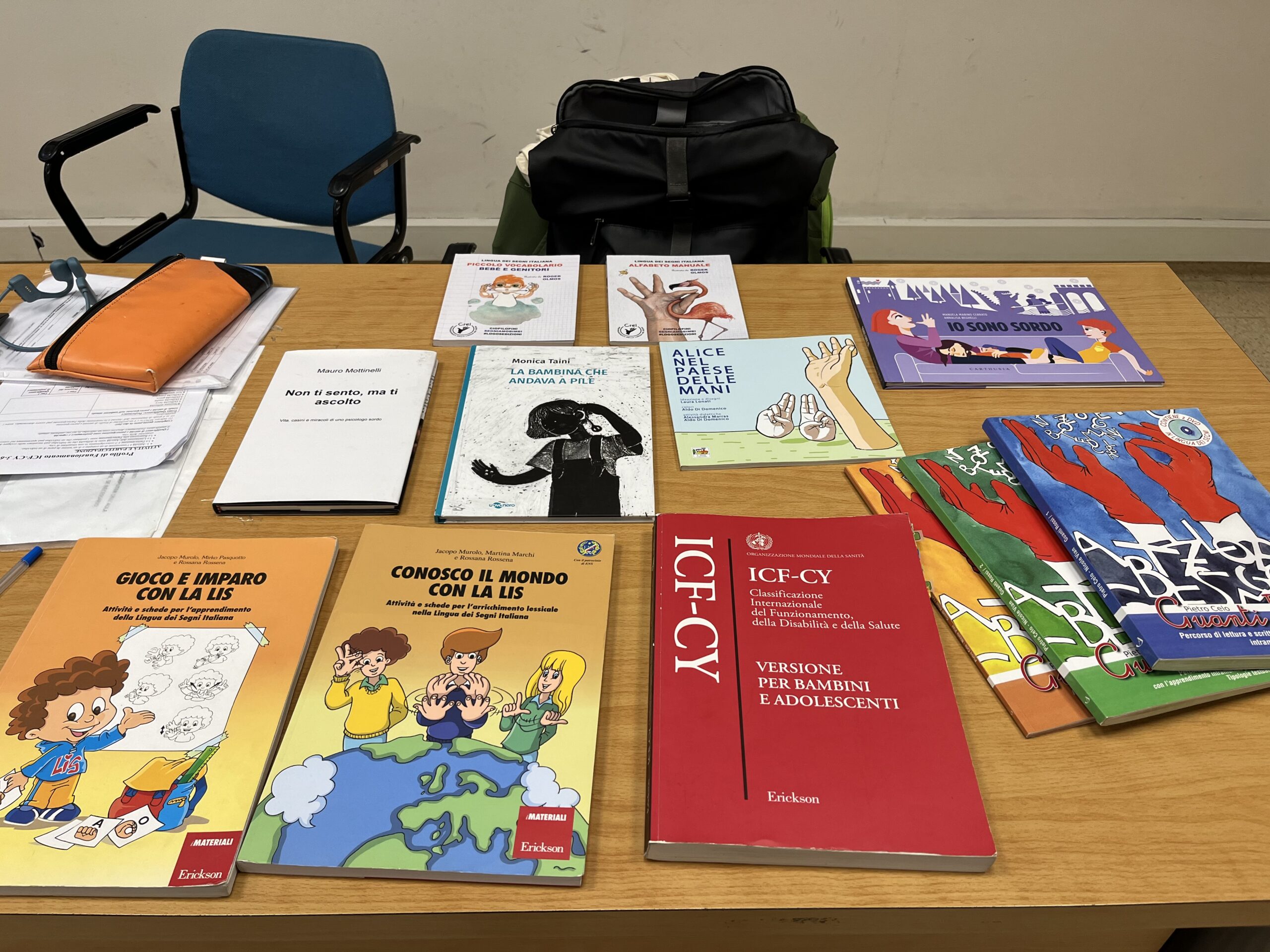 Libri per l'infanzia sulla cultura sorda su un tavolo