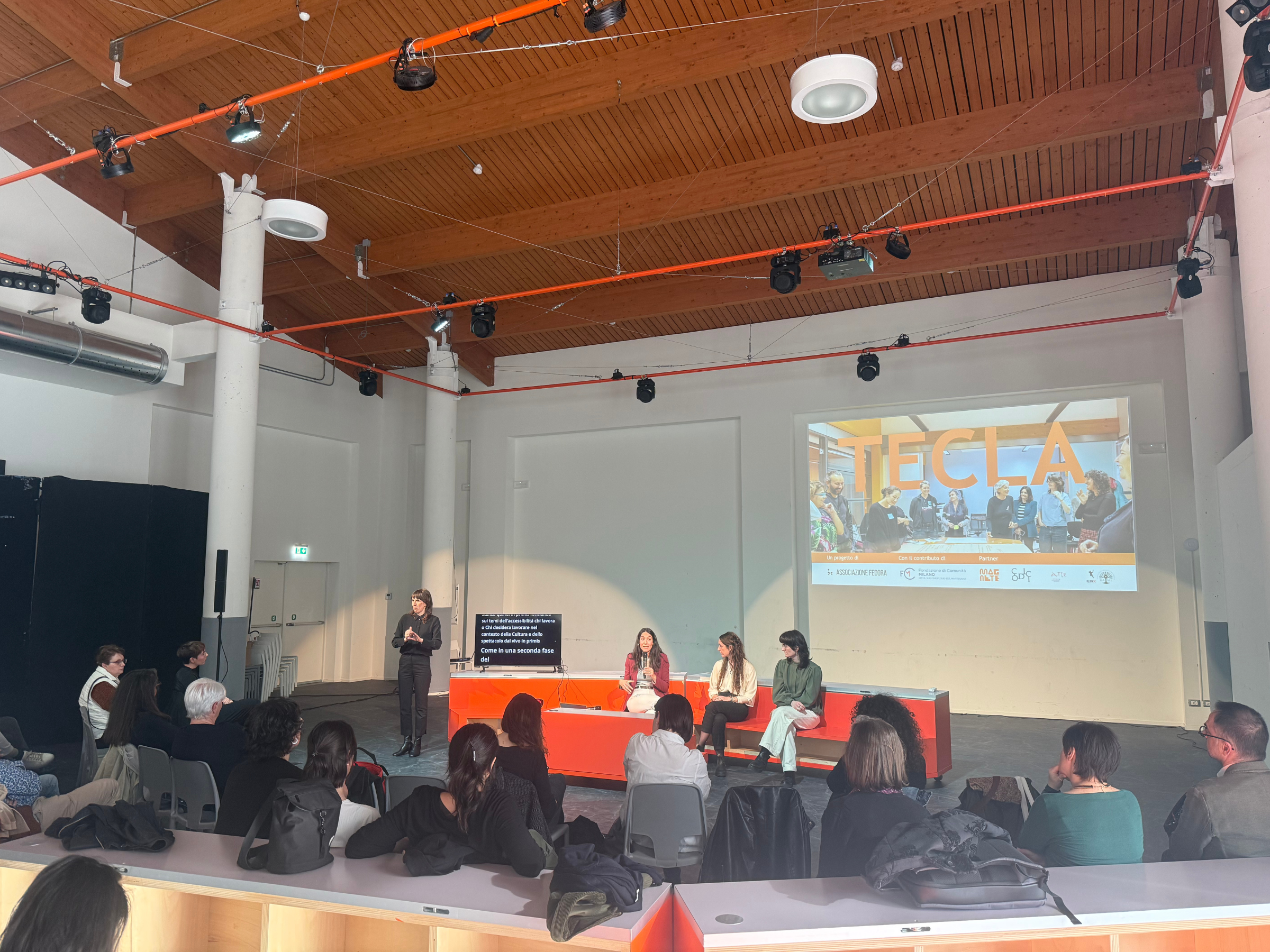 una platea in ascolto durante l'evento conclusivo di progetto tecla