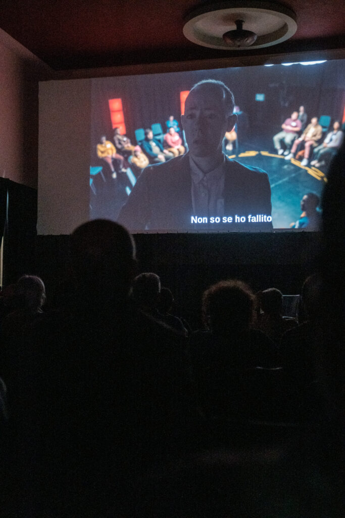 Sullo schermo del cinema una scena del film SHADOW.