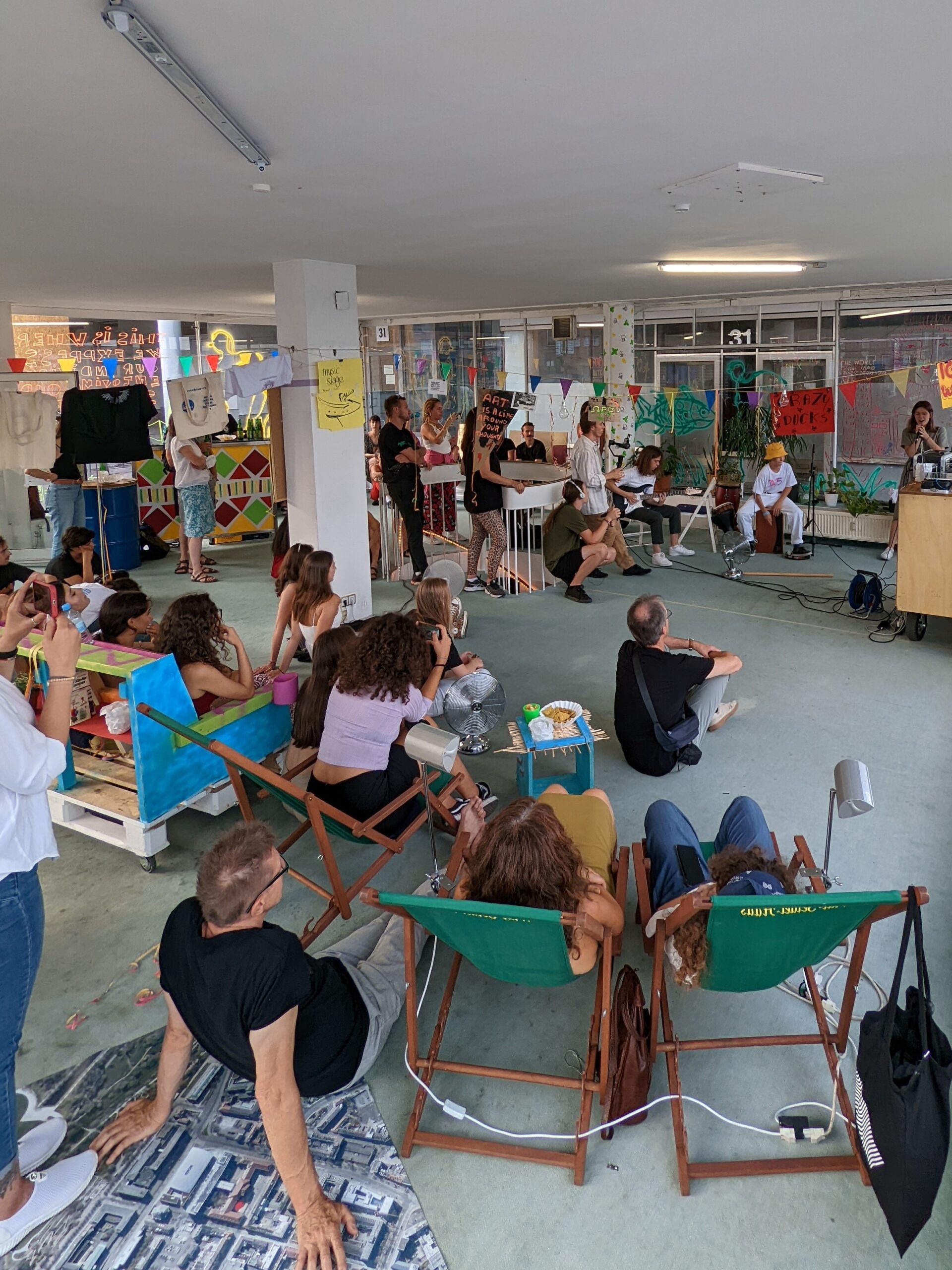 Un incontro pubblico per giovani in uno spazio molto colorato e accogliente.